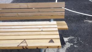 För några år sedan förstördes bänkar i skolcentret i Lovisa. Bilden är från 2014. Vandalism vid finska skolcentret i Lovisa