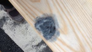 Någon har brännt ett hål i bordsytan Brännmärken på bord vid finska skolcentret i Lovisa