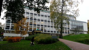 Helsingfors Arbis hör i framtiden till samma serviceenehet som utbildningsfrågor. Det är högt i tak och låga trösklar vid Arbis i Helsingfors.