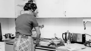 De oavlönade livsnödvändiga hem - och familjesysslorna som ska göras varje dag räknar få som regelrätt arbete. Diskning i början av 1960-talet