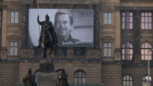 Tšekin kansallismuseon seinässä Prahan Vaclavin aukiolla kunnioitetaan Vaclav Havelia. Vankilassa istunut kirjailija nousi presidentiksi ja luotsasi silloisen Tšekkoslovakian osaksi länttä. Tshekin kansallismuseon julkisivu Vaclavin aukiolla. Pyhän Vaclavin patsas ja Vaclav Havelin kunniaksi ripustettu banneri.