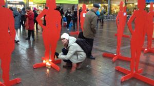 Så här såg det ut förra året på kampanjen "Ljus, inte våld". I dag (25.11) kan du själv delta genom att tända ljus. Kvinna tänder ljus.