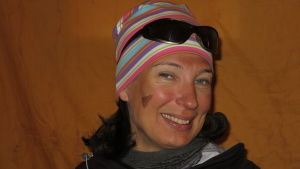 Mia förfrös kinden lite grann under sin Everest-expedition. Det var en kall vindpust som träffade kinden innan hon hann märka av det. Hon har inte själv varit med om värre köldskador än det. Mia Graeffe