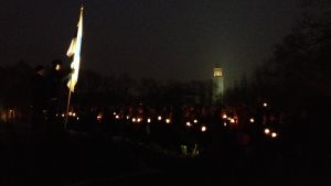 Uppvaktning vid hjältegrav Högstadieelever från Norsen uppvaktar på självständighetsdagen vid hjältegravarna i sandudd 2014