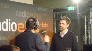 Regissören Sebastian Schipper intervjuas i liveradio i Berlin. Regissören Sebastian Schipper intervjuas i festivalbaren.
