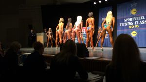 Bikini fitness on laji, jossa kilpailijan takapuolella on paljon merkitystä. Prisma Studio vieraili Fitness Classic 2015 -kisoissa Helsingissä