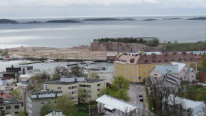 Det har funnits planer på att bygga bostäder på Drottningberg i nästan tio år. Enligt detaljplanen får 50 procent av bostäderna vara fritidsbostäder. Östra hamnen och Drottningberg sett från vattentornet i Hangö.