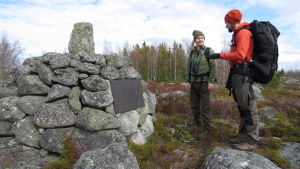 Kulturhistoria på Valsörarna Henric Öhman och Niclas Fritzén vid ryssgraven på Valsörarna
