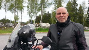 Motorcykelentusiasten Roger Svanfors tror inte att vi kommer att få automatisk ljudövervakning till Finland. Mc-entusiasten Roger Svanfors gillar inte förslaget på en ny skatt