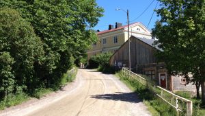 Uppe i backen ligger en av byggnaderna som hör till Fiskars museum. En av Fiskars museums byggnader ligger uppe i backen.