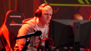 Kalle “Trixi” Saarinen DreamHack Winter 2014 Dota 2 -turnauksessa Tunnettu suomalainen Dota 2 -pelaaja Kalle "Trixi" Saarinen DreamHack Winter 2014 -tapahtumassa