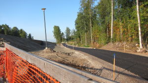 En cykelväg har byggts på andra sidan jordvallarna som ska fungera som bullerskydd. cykelväg vid torvbanevägen i Esbo