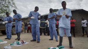 Team förbereder sig för att söka bort liket av en Ebola misstänkt 28-åring i Kalihun, SIerra Leone Team förbereder sig för att söka bort liket av en Ebola misstänkt 28-åring i Kalihun, SIerra Leone