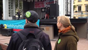 Kepa-aktiva demonstrerade mot regeringens svältkur år 2015. Demonstration i Helsingfors mot nedskärningar i utvecklingsbiståndet.