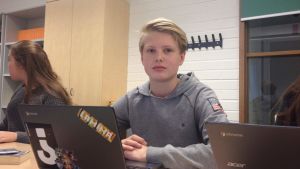 Christian Kråkström säger att han inte är rädd för att slå sönder sin dator en gång till eftersom reparationen inte blev så dyr. pojke jobbar vid bärbar dator