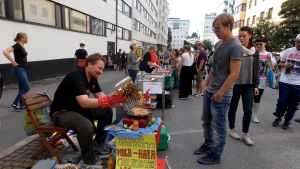 Grillat i Berghäll. Gatorna har fyllts av matentusisaster under restarangdagarna. restaurangdag 2013