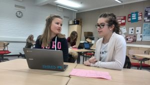 Emilia Lassenius och Carolina Bäckström utreder hur köttproduktionen påverkar klimatuppvärmningen. Två åttondeklassare sitter vid en dator.