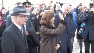 Kungaparets besök är alltid populära. 2015 behövdes deras insats i östra Finland. Drottning Silvia vinkar åt folket, kung Carl Gustav i hatt