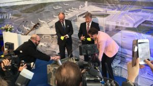Grundstenen för utvidgning av Helsingfors-Vanda läggs. Kommunikationsminister Anne Berner, Finavias vd Kari Savolainen och Finnairs vd Pekka Vauramo på Helsingfors deltog i ceremonin 25.4.206