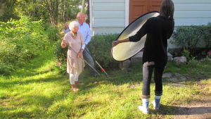Eva och Lasse Ingman krattar gården på Villa Birka Eva och Lasse Ingman krattar gården på Villa Birka