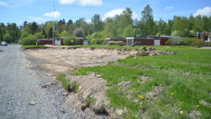 Gatunivån sänktes så grönområdet blev betydligt högre än gatan. Bostadsområde