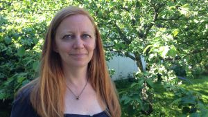 Förändring är bland det svåraste man kan utsätta sin hjärna för. Det kräver många upprepningar, säger neuropsykologen Åse Fagerlund. kvinna står vid ett äppelträd