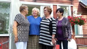 En del av det gäng från Nada Nord som besökte Estland. Gun-May Löv, Maie Ausmeer, (socialarbetare i Varbla kommun), Eivor Haga (viceordförande), Rose-May Svartgrund. Bilden tagen vid åldringshemmet i Varbla Nada Nord hjälparbetare Gun-May Löv, Maie Ausmeer från Estland, Eivor Haga och Rose-May Svartgrund