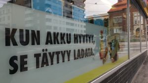 Susani jobbade 15 timmar per dag på grund av plötsligt personalbortfall - då gick företaget hyfsat. Bilden är arrangerad. Texten när batteriet tar slut måste det laddas gör reklam för mellanmål på R-kioskens fönster.