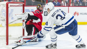Auston Matthews har gjort 28 mål. Hittills. Auston Matthews gör mål på Ottawa-målvakten Craig Anderson.