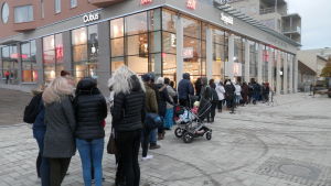 Kö till köpcentret vid klockan 8.30. Långa köer ringlade sig framför Jakob Center flera timmar före öppningsdags