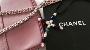 På 1980-talet var ädelstensfärgerna inne hos modehuset Chanel. En rosafärgad handväska och ett smycke med ädelstensfärgade kulor som bildar ett kors.