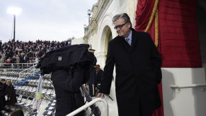 Steve Bannon anländer till installationen av president Donald Trump 20.1.2017. Steve Bannon