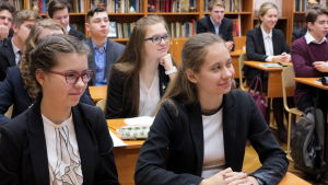 Eleverna i klass tio ser gärna att ministeriet tar med fler utländska och moderna författare på sin lista. I den ryska skolan står poesi och recitering utantill högt i kurs. Tiondeklassare i en skola i Sankt Petersburg lär sig om ryskspråkig litteratur.