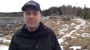 Bjarne Mara har många kollegor som kämpar mot allt för våta åkrar. Man står framför isig åker