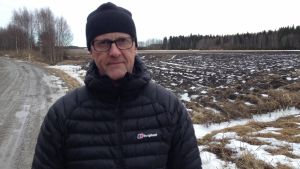 Allt fler jordbrukare och skogsägare har behov av Rainer Rosendahls kunskap. Mn med glasögon står framför isig åker