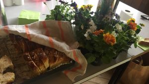 Föreningen Plattform bjöd på bulle under ockupationen. Bullar på ett fat som fanns på Gumnäs festplats.