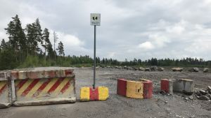Förbudsskyltar finns utplacerade runt stenbrottet. Stenbrottet vid Björsberget i Sundom.