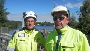 Kenneth Fors och Sune Junell. Automationsingenjör Kenneth Fors och servicechef Sune Junell från UPM i Jakobstad vid slussen i Gertruds i Larsmo