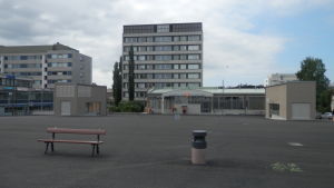 Staden hade beviljat bygglov för entréhus som var ljusare och lättare än dessa. Uppgångarna till den underjordiska torgparkeringen i Jakobstad