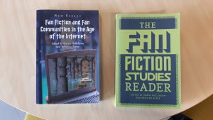 Akademisk litteratur om fanfiction. Böckerna "Fan Fiction and Fan Communities in the Age of the Internet" och "The Fan Fiction Studies Reader".
