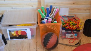 Pingisracketar förvaras i förrådet. Pingisracketar, hopprep och bollar i nya redskapsskjulet i Katarinaskolan i Karis.