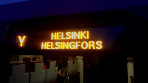 Vecka 33 började de två nya tågturerna gå mellan Karis och Helsingfors. Informationstavla på tåg.