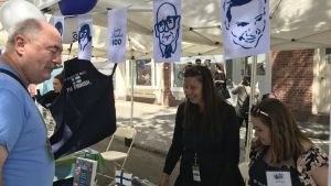 Stort intresse för Finlands-organisationerna i New York. Finland Center Foundations presenterar sig på Bleecker Street i New York