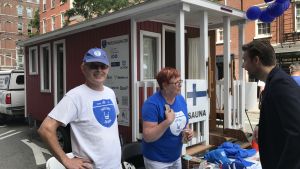 Risto Sivula är en av dem som kör runt bastun i USA. Han är entusiastisk över projektet och möjligheten att presentera finsk bastukultur i USA. Här tillsammans med Jaana Debnam från New York. Aktivister framför sin "rullande bastu" som åkt runt hela USa.