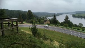 Vy över Njemen från en utsiktsplats i Vilkija. Vy över floden Njemen vid Vilkija i centrala Litauen.