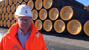 Vd Anders Ahlvik säger att projektet är betydande för Hangö hamn. man i hjälm på industriområde