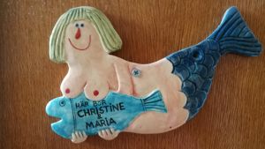 Namnskylt på Christine Saarukkas ytterdörr. "Här bor Christine & Maria" stod det på Christine Saarukkas ytterdörr.