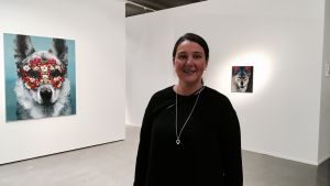 Charlotta Björkendahl har lett galleriet Konst och Form under fem års tid. Charlotta Björkendahl står framför tavlor i ett galleri.