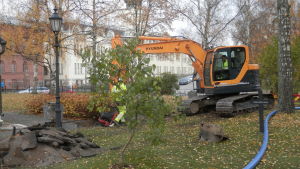 Grävarbeten pågår. Grävningsarbeten görs vid Jakobstads kyrka i samband med installation av sprinklersystem