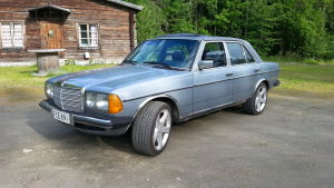 "Taksi-Mersu" eli Mercedes-Benz W123 (E-sarja) vuosimallia 1977 Kuva Mercedes-Benz W123 (E-sarja) 1977 -autosta